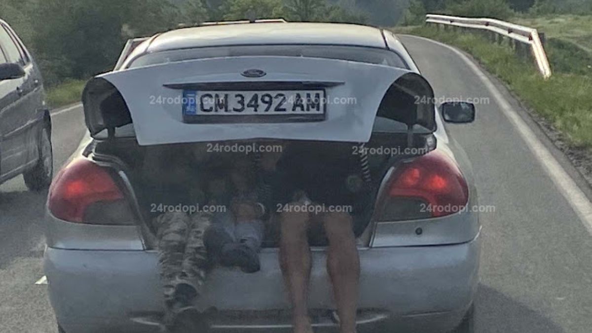 Шофьорът от Смолянско натоварил хора в багажника на колата си, за да... 