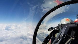 Мистерията защо US пилотите носят шлемове с червена петолъчка падна