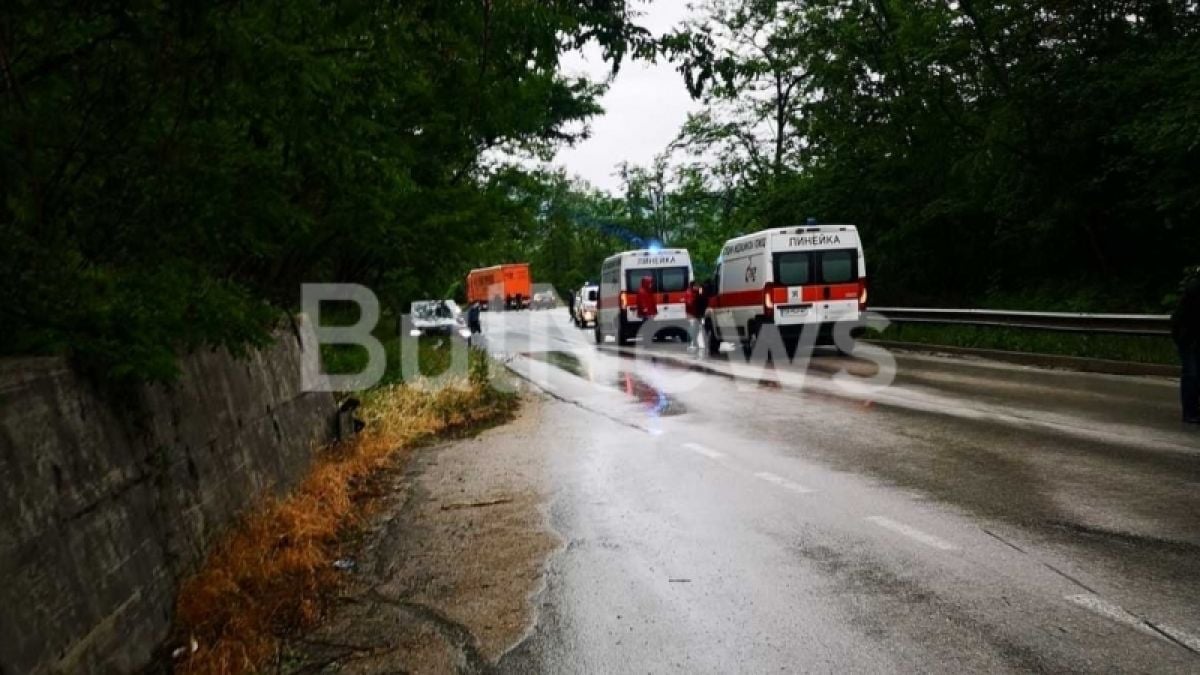 Зверско меле с ТИР и кола на Е-79, карат майка с дете към болницата, пожарникари вадят трупа на... СНИМКИ 