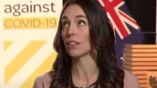 Министърка се "разлюля" от мощен трус по време на интервю ВИДЕО