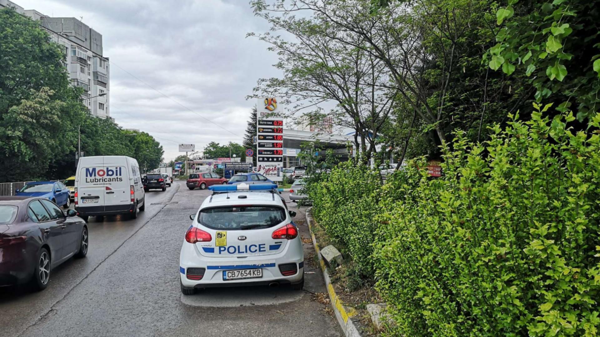 Варненски джигит помете майка с дете на пешеходна пътека и...