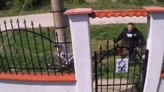Ексклузивно ВИДЕО показва как зарязаният Радослав нахлува в дома на бившата си в Монтанско
