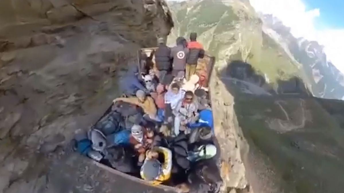 Истината за вирусно ВИДЕО как хората летят в планината върху килим, не е по-малко удивителна