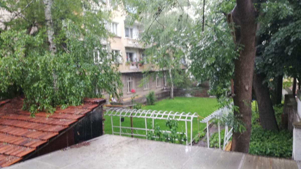 Небето се разтвори и лятна буря удари София СНИМКИ