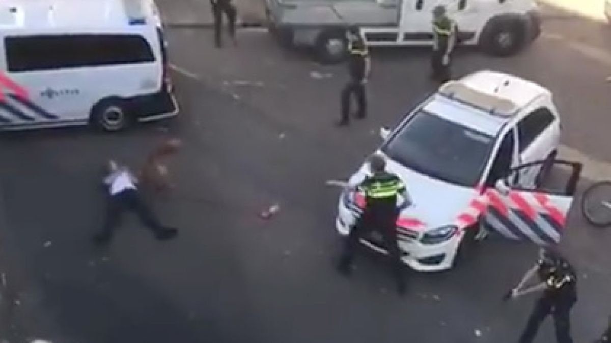 Мъж крещи "Аллах акбар" и напада минувачи с брадва в Нидерландия ВИДЕО
