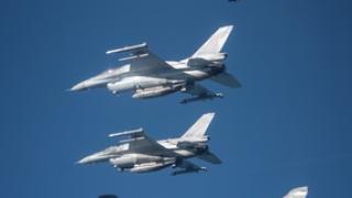 Историческо: Украински СУ-27 и МиГ-29 ескортираха US стратегически бомбардировачи СНИМКИ