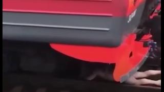 Подивял от COVID-19 гол мъж сътвори невероятен екшън, напъха се под влак, а после... ВИДЕО 18+