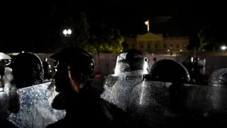 Пред Белия дом е страшно, тълпи вандалстват, Сикрет сървис ги удържа със спецсредства ВИДЕО 