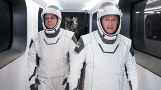 Астронавтите на НАСА вече са на борда на Crew Dragon НА ЖИВО