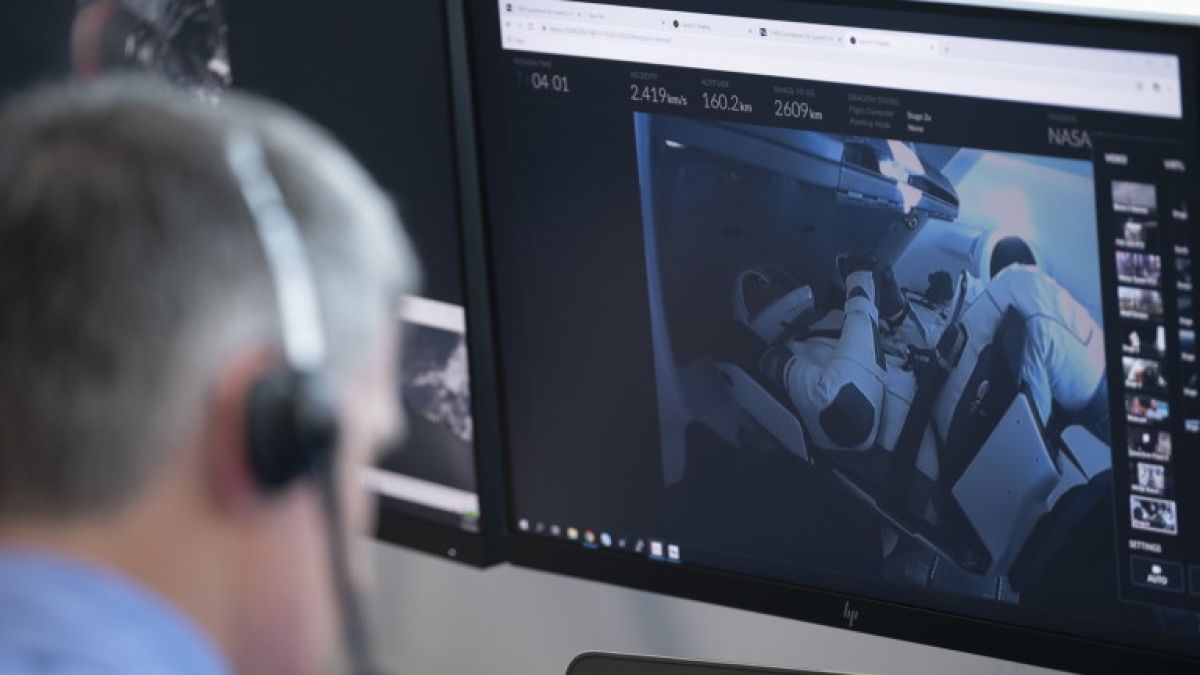 Астронавтите на борда на Crew Dragon свалиха скафандрите