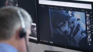 Астронавтите на борда на Crew Dragon свалиха скафандрите