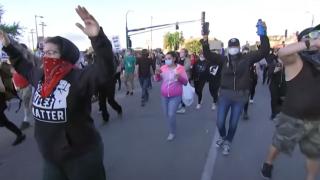 Стрелби на месо окървавиха протестите в САЩ, мародерите вилнеят, има още жертви ВИДЕО