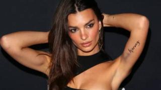 Емили Ратайковски се показа в прозрачна туника и без бельо СНИМКА 18+