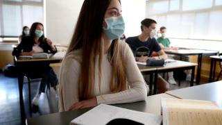 Нова схема: Зрелостници преписват от предпазните маски на матурите