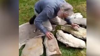 Археолог посвири праисторическа музика и стана звезда в мрежата ВИДЕО