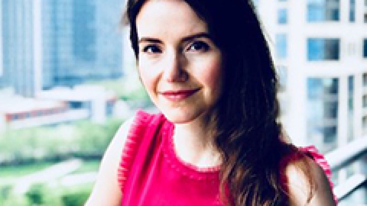 Красивата българка Стефани ще съветва Макрон 
