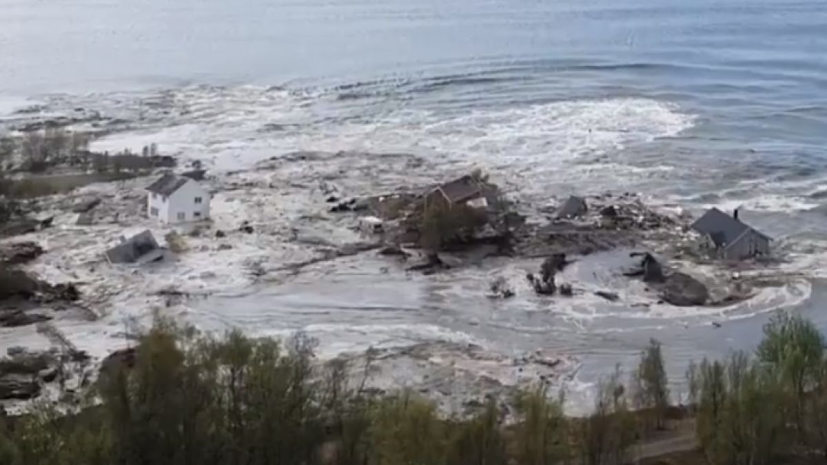 Зловещо ВИДЕО: Свлачище потопи за минути къщи в морето 