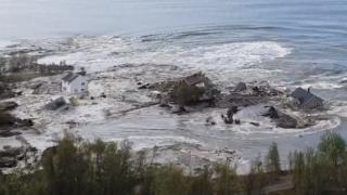 Зловещо ВИДЕО: Свлачище потопи за минути къщи в морето 