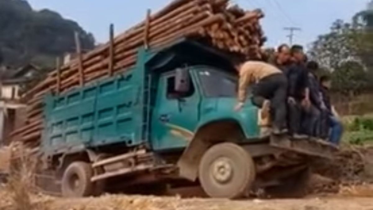 Шокираща катастрофа с претоварен камион бе запечатана на ВИДЕО