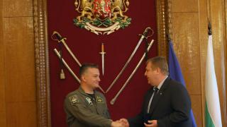 Първите български пилоти, които ще летят на F-16 BLOCK 70, заминават за САЩ СНИМКИ 