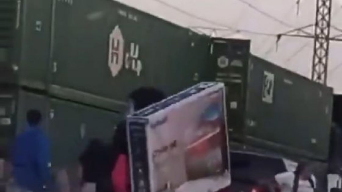 Брутално ВИДЕО: Мародери грабят товарен влак в движение по време на протестите в Чикаго 