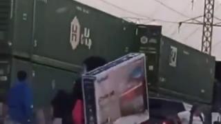 Брутално ВИДЕО: Мародери грабят товарен влак в движение по време на протестите в Чикаго 