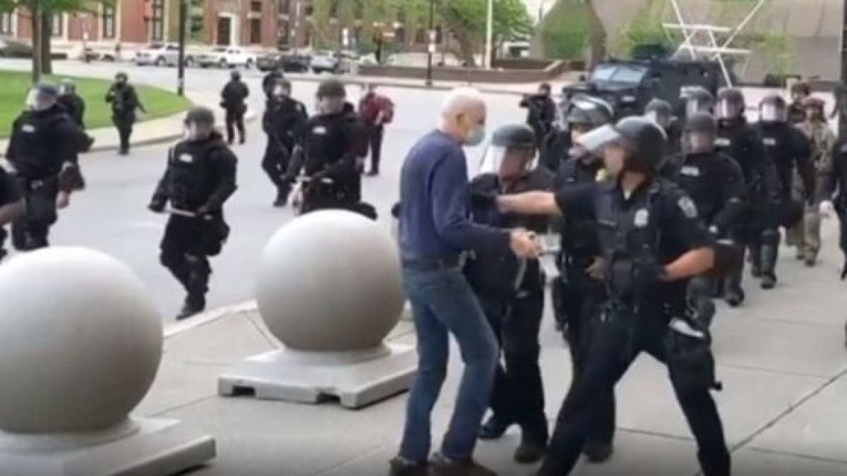 Нова бруталност в САЩ: Полицаи повалят мъж на 75 г. ВИДЕО