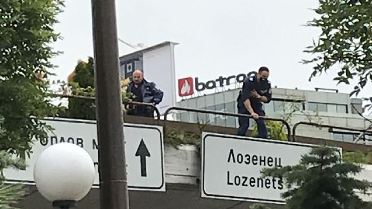 Извънредно в БЛИЦ! Писъци на Моста на влюбените до НДК в София, гъмжи от полиция СНИМКИ