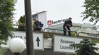 Извънредно в БЛИЦ! Писъци на Моста на влюбените до НДК в София, гъмжи от полиция СНИМКИ