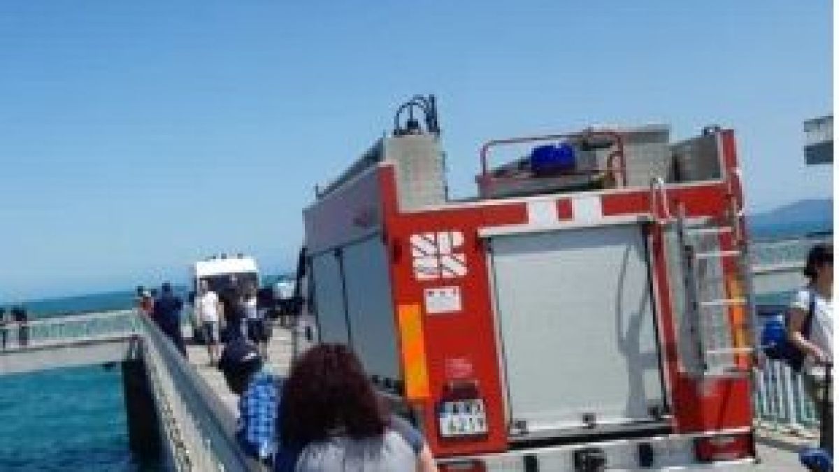 Цял Бургас скърби за удавилите се деца, появи се версия за непознат, който...
