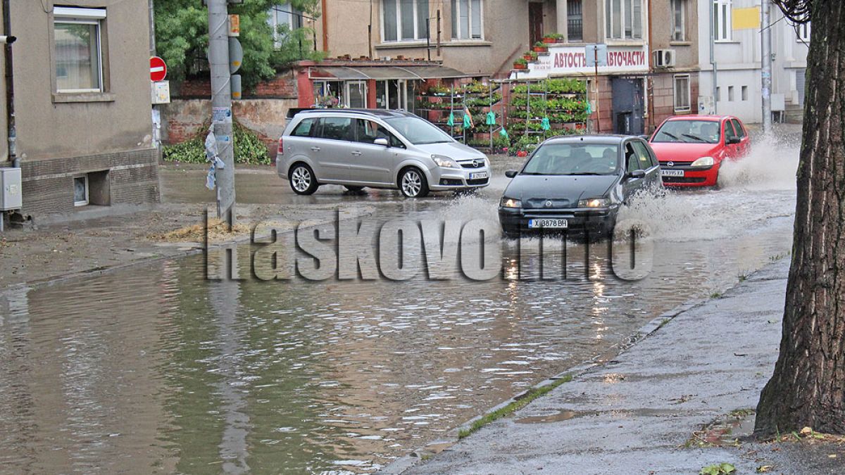 Страховита гръмотевична буря удари Хасково ВИДЕО