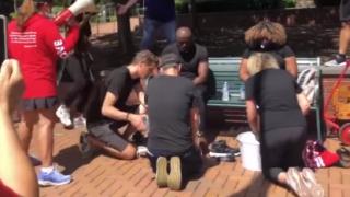 Полицаи на колене мият краката на чернокожи пастори в САЩ ВИДЕО