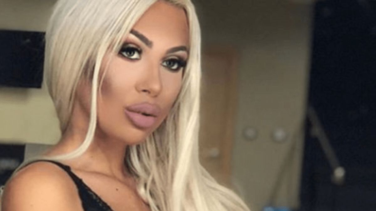 Показа си ги! Плеймейтката Михаела Тодорова откри "сезона на дините" СНИМКА 18+