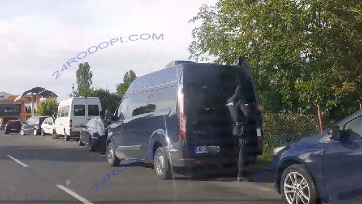Въоръжени до зъби ченгета натръшкаха бандити и проститутки в Кърджали ВИДЕО