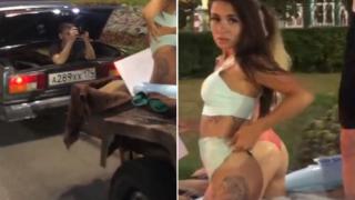 Полуголи момичета преминаха в басейн, поставен на ремарке на кола ВИДЕО