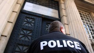 Не си и помисляйте да посягате на полицай или пожарникар, глобата вече е... 