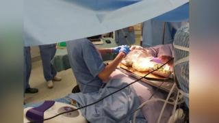Жена приготви семейно ястие докато ѝ отстраняват мозъчен тумор СНИМКИ
