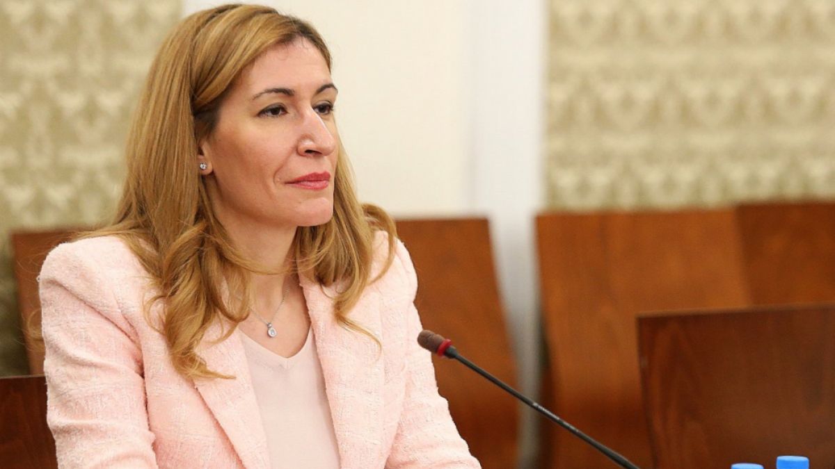 Ангелкова с остра реакция за "дрането на кожи" на плажовете край Бургас