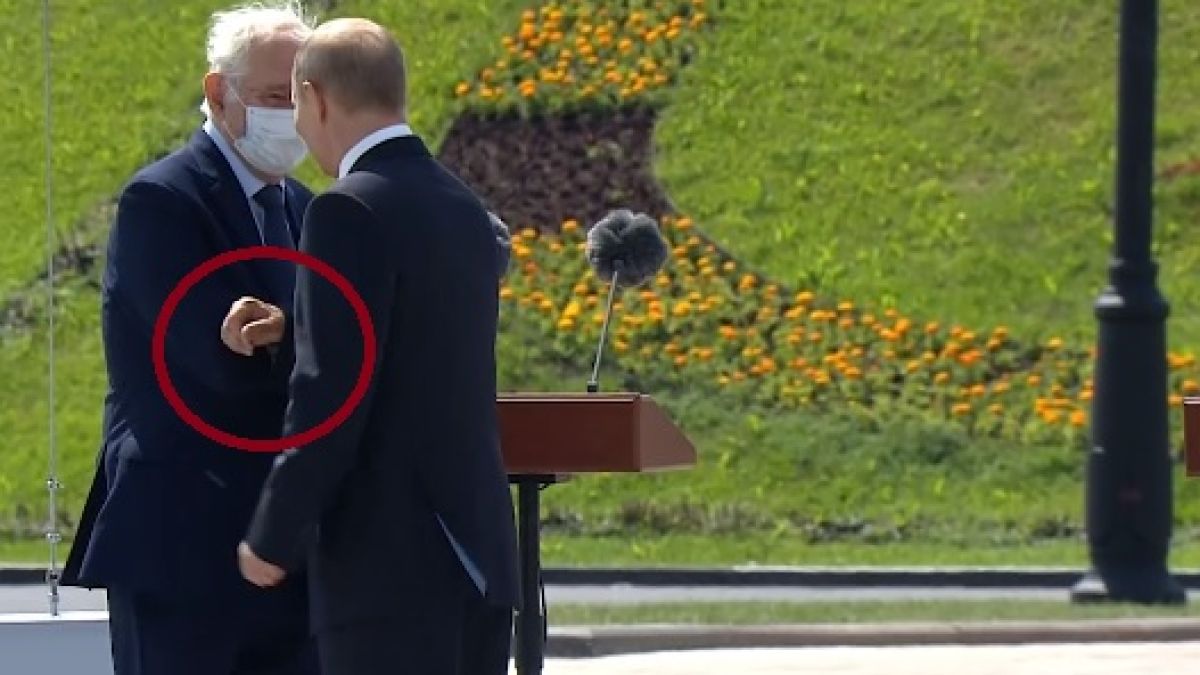 Путин даде пример как да се избегне официалното ръкостискане заради К-19 ВИДЕО 
