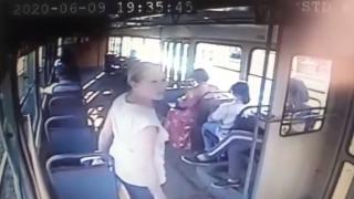 Ужасяващо ВИДЕО 18+: Глупава пътничка си счупи нелепо гръбначния стълб в трамвая 