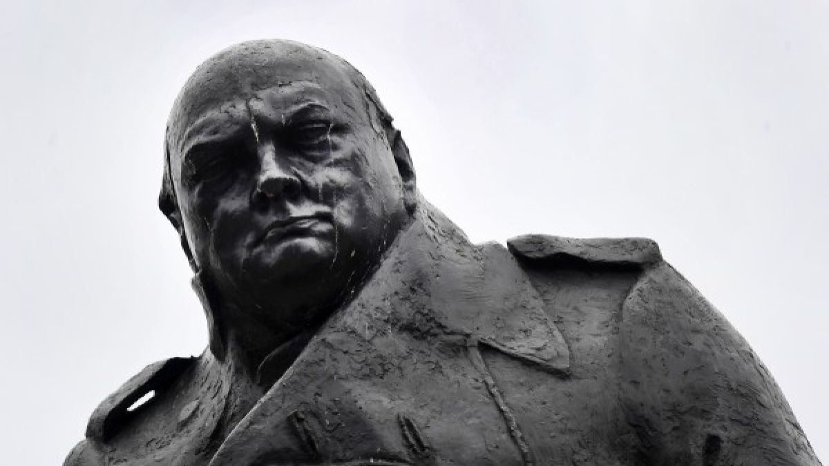 Борис Джонсън  скандализиран от вандализирането на статуята на Чърчил