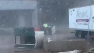 Невиждана буря размята 11 камиони като кибритени кутии ВИДЕО 