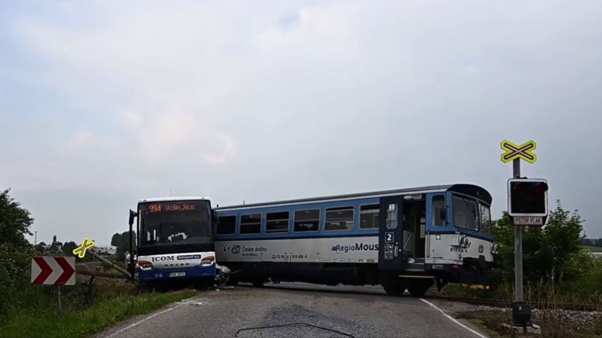Влак помете автобус на жп прелез, има много пострадали ВИДЕО 