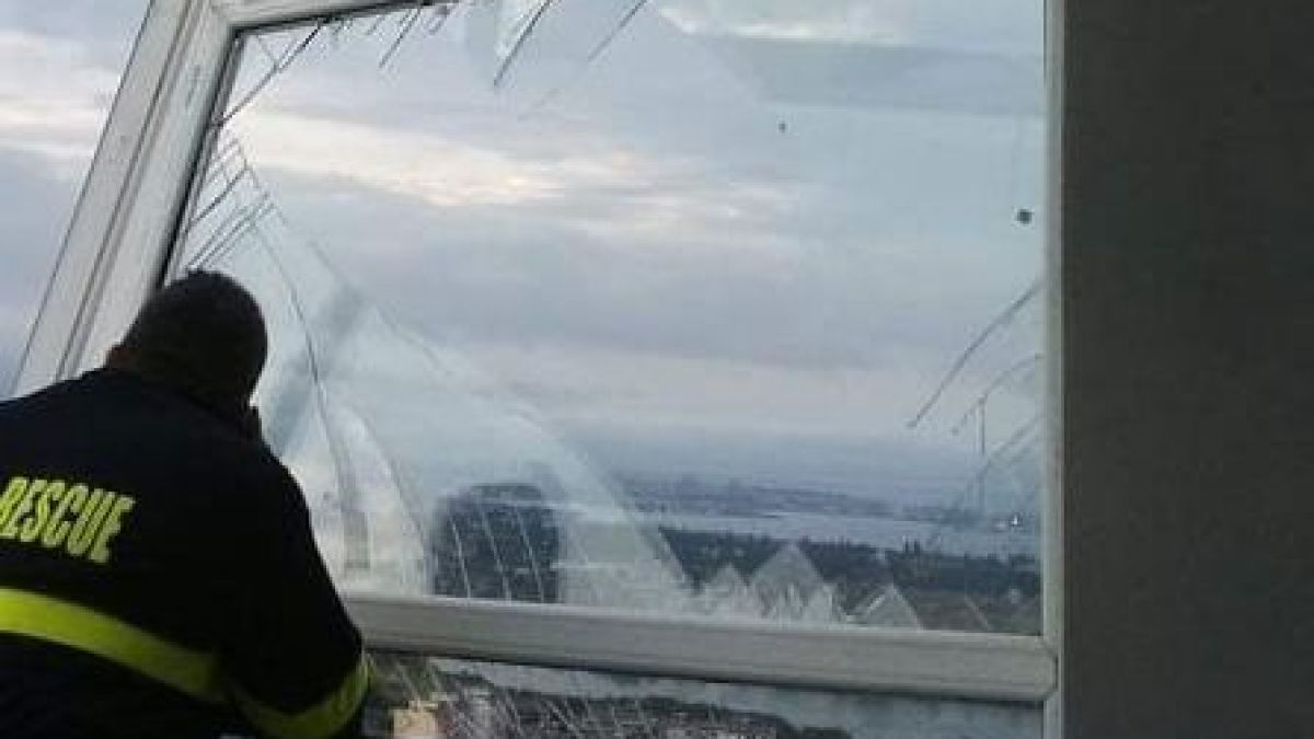 Кошмарна гледка след бурята в Бургас: Небостъргачът се разпада СНИМКИ 