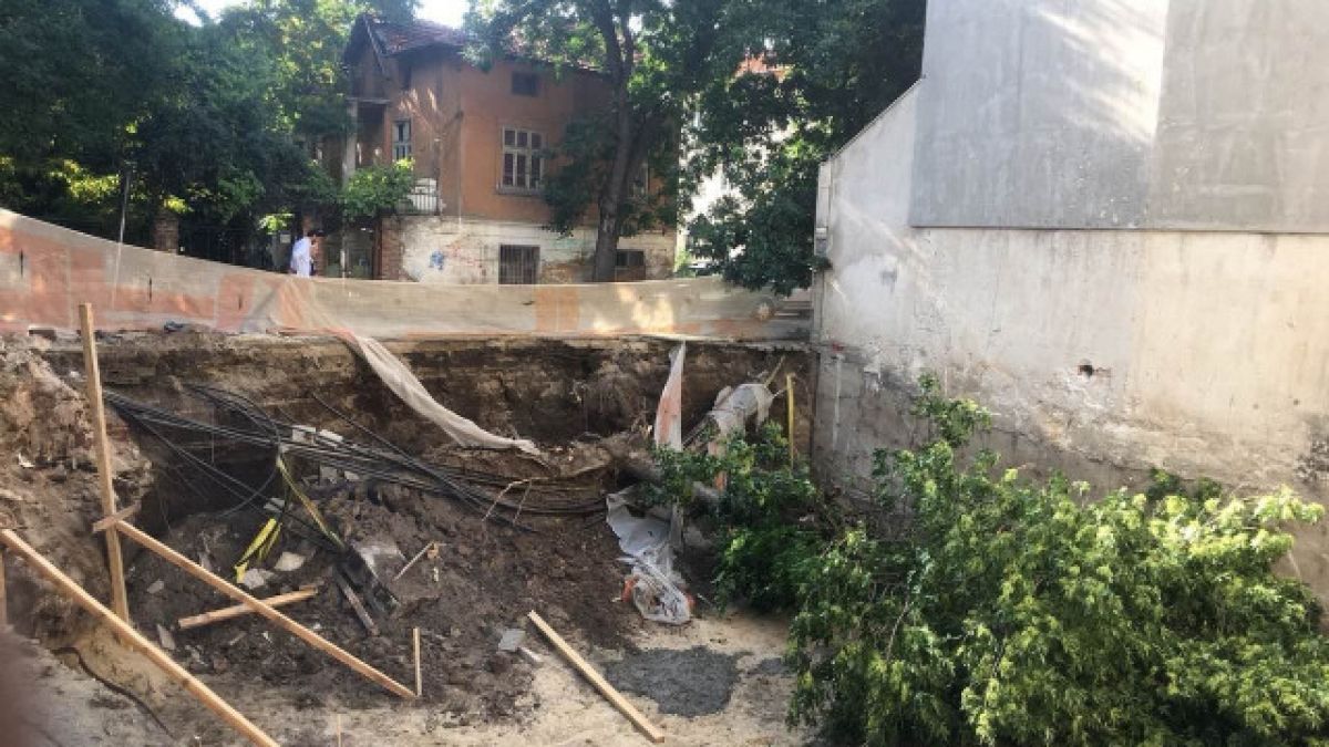 Зрелищни СНИМКИ: Изкоп за кооперация в Пловдив глътна цяло... 