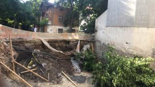 Зрелищни СНИМКИ: Изкоп за кооперация в Пловдив глътна цяло... 