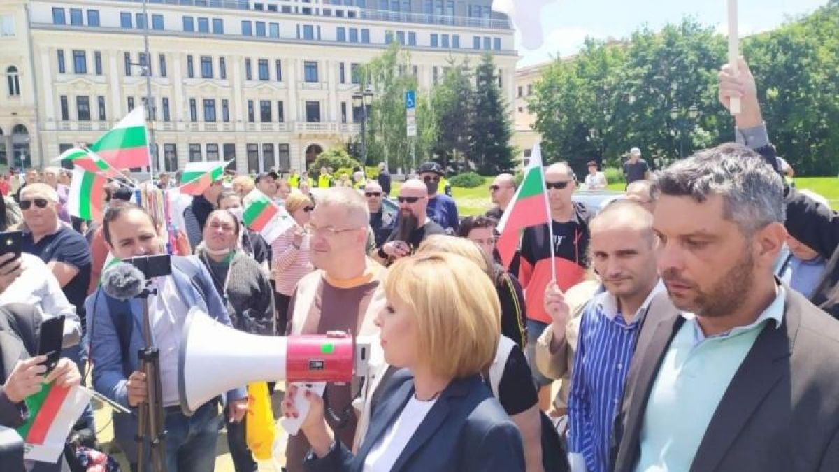 Сензация в БЛИЦ! Дясната ръка на Божков организирал протестите на Мая Манолова срещу Бойко!
