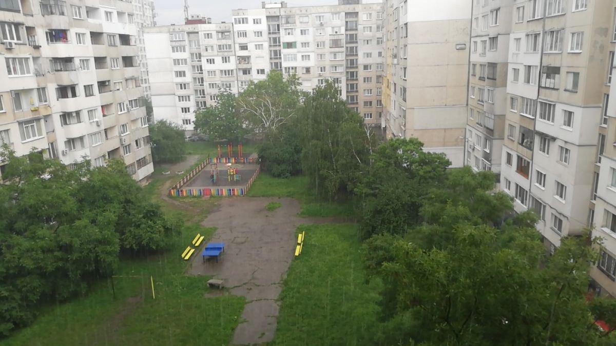 Мощен порой с градушка и гръмотевици удариха София! СНИМКИ