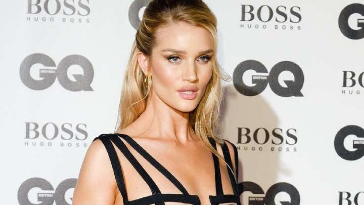 Папараци заснеха модел на Victoria’s Secret по изрязан бански на плажа СНИМКИ 18+