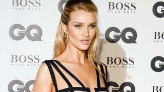 Папараци заснеха модел на Victoria’s Secret по изрязан бански на плажа СНИМКИ 18+